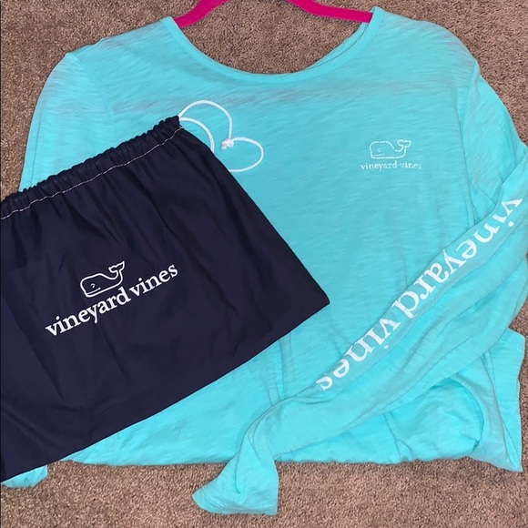 Vineyard Vines Tops - 2/$35! Women’s Vineyard Vines T-shirt
